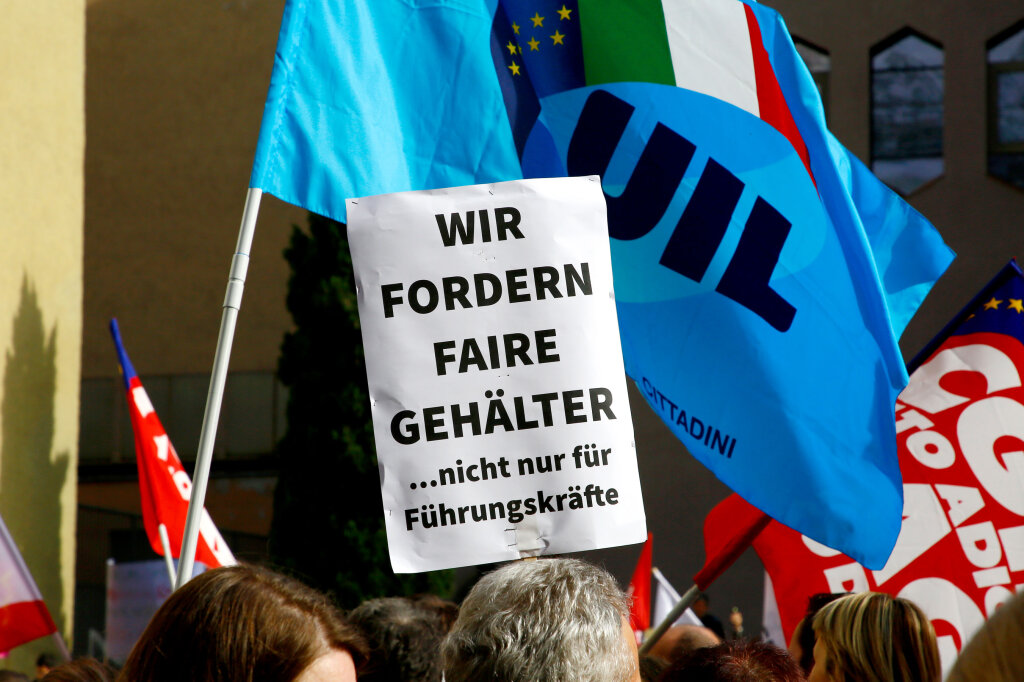 Die Debatte ist keine neue, wie dieses Demo-Bild aus dem Jahr 2019 zeigt: Die Gehälter von öffentlichen Führungskräften sollen jetzt steigen. Jene des einfachen Personals nicht. Foto: Alexander Alber