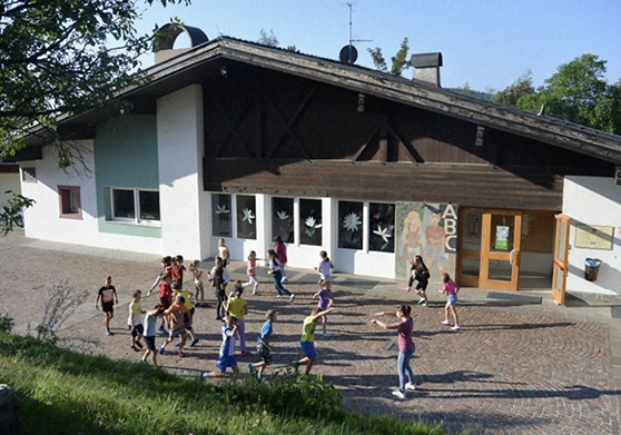 Foto: SSP Nonsberg/privat Geht es nach der Gemeinde, sollen alle Grundschüler hierher nach St. Felix verlegt werden. Elternvertreterin Irene Kofler sagt: Das sei die falsche Entscheidung.