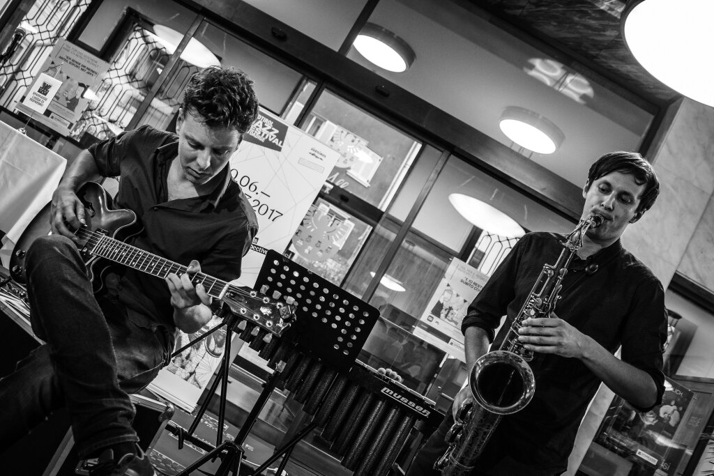 Reinier Baas und Damian Dalla Torre traten mit der jungen Projektgruppe „Euregio Jazzwerkstatt“ auf. Foto: Helmut Moling