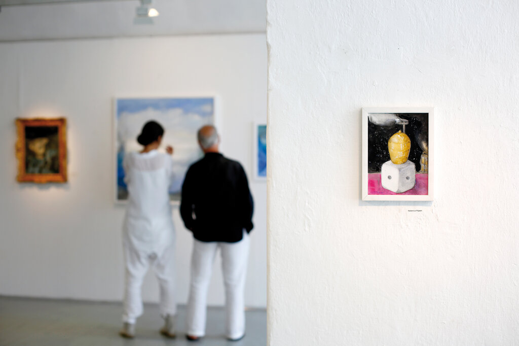 Werke von Luis Stefan Stecher in der Galerie Prisma in Bozen (bis 30. Juni jeweils von Di.-Fr. 10-13 und 14-18 Uhr, Do. bis 20 Uhr). Das Bild im Foto rechts oben trägt den „Habemus Papam“. Foto: Alexander Alber