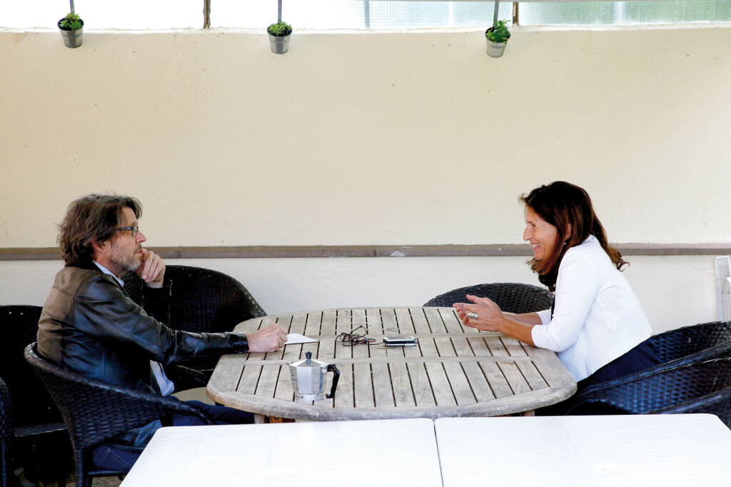 Mit Frauen im Gespräch: Georg Mair porträtiert ab Seite 50 Christa Ladurner. Die Sprecherin der Allianz für Familie appelliert seit Monaten an die Politik: „Viele Eltern sind am Rande des Zusammenbruchs.“ Foto: Alexander Alber