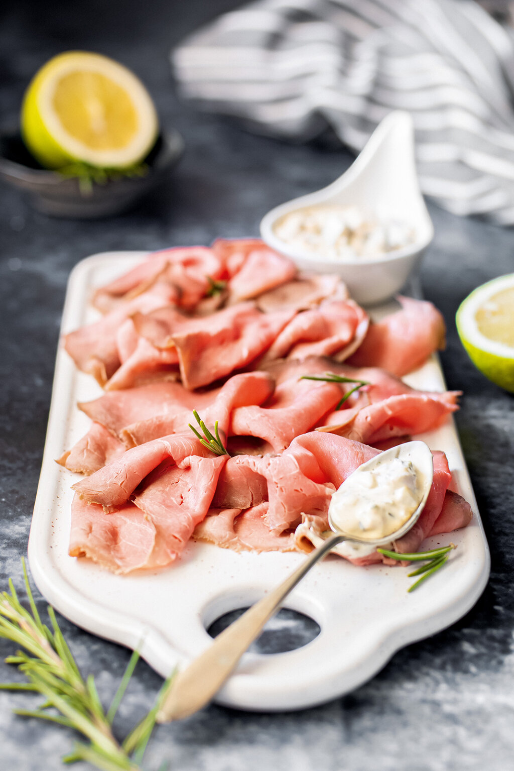 Ofen-Roastbeef in Salzkruste mit Tatarsoße Foto: Raetia Verlag