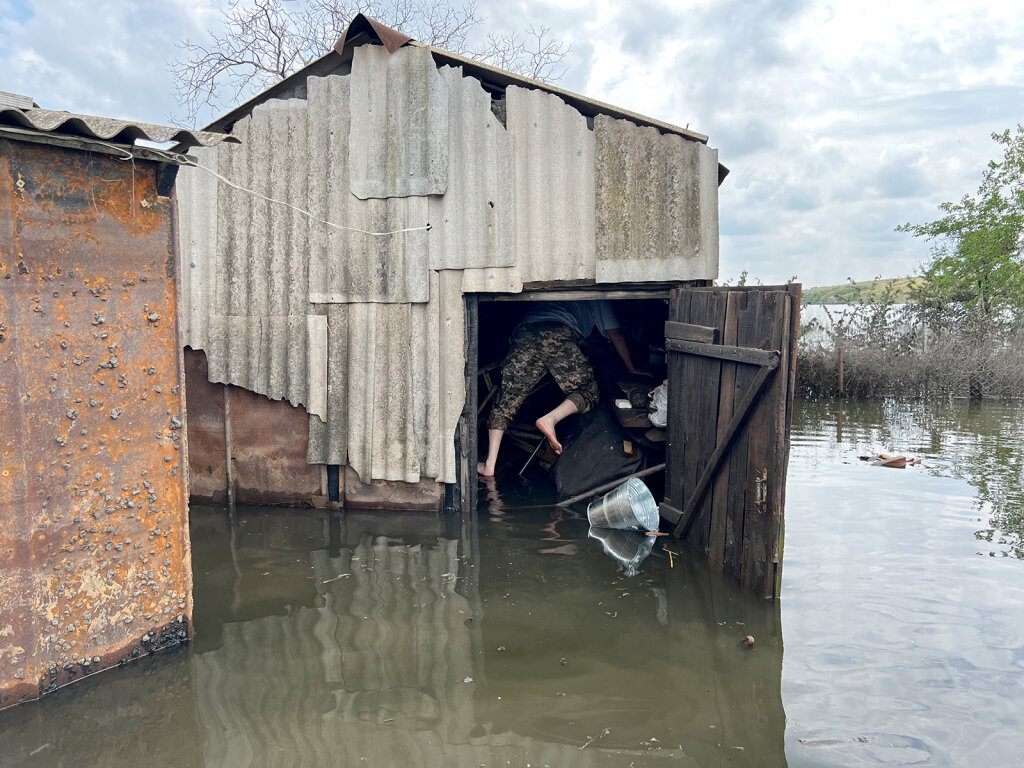 In der Ortschaft Afanassijiwka in der Region Mykolajiw sucht Wolodymyr Saporoschtschenko im Schuppen hinter dem Haus nach einer Axt, um die Türen aufzubrechen. Foto: Daniela Prugger