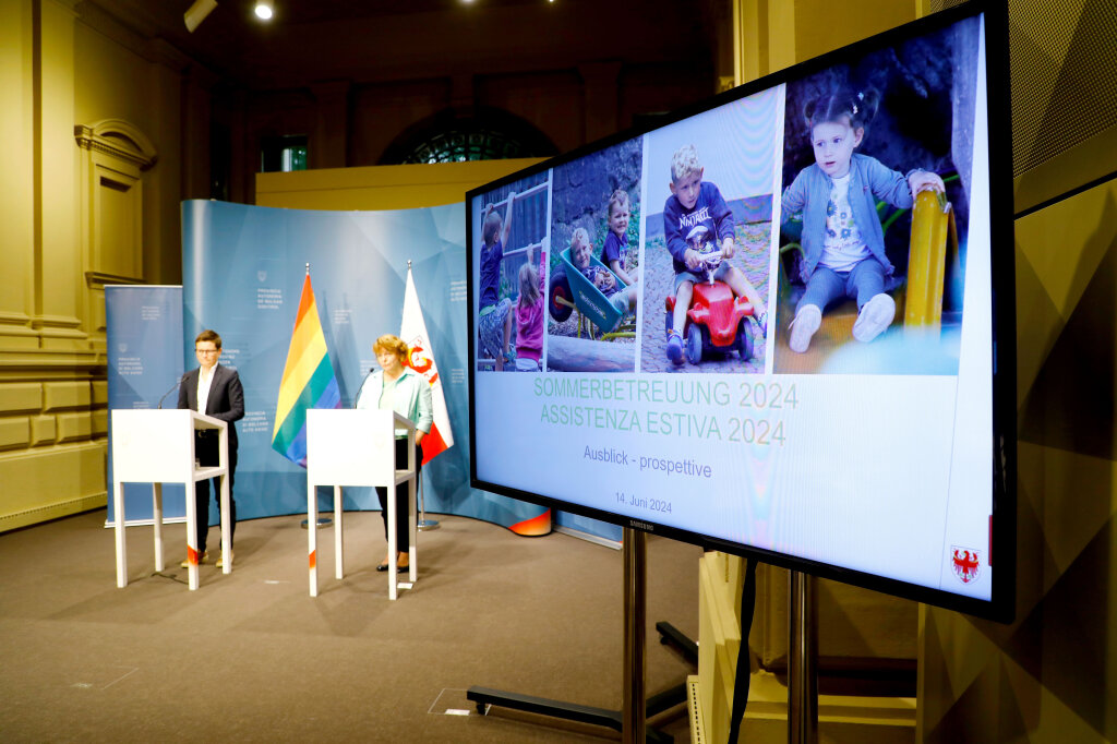 Vorstellung der Projekte und Zahlen zur Sommerbetreuung 2024: Familienagenturdirektorin Carmen Plaseller (links) und Familienlandesrätin Rosmarie Pamer während der Pressekonferenz von vergangener Woche. Foto: LPA/Maja Clara