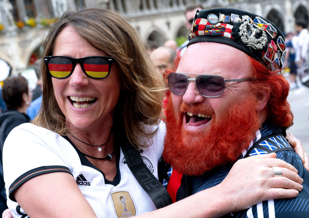 Vergangene Woche hat die Fußball-Europameisterschaft in Deutschland begonnen. Große Turniere sind immer ein großes Schaulaufen von Fans aus allen Ländern – oft in sehr kreativen Kostüme gekleidet. Foto: APA/dpa/Sven Hoppe