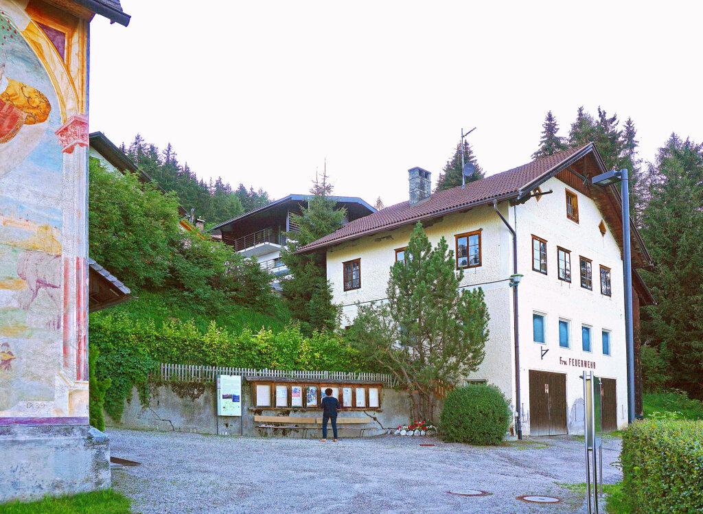 Alte Volksschule in unmittelbarer Nähe zur Kirche im Ortszentrum von Geiselsberg: Eine „Feststellung des kulturellen Interesses“ steht noch aus. Foto: Albert Willeit HPV