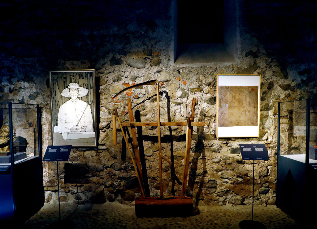 Wirkt wie eine widerwillige Pflichtübung: Gaismair-Ausstellung im Keller der Hofburg in Brixen; unten der Tiroler Revolutionär (1490–1532), erstellt mit künstlicher Intelligenz auf der Grundlage eines historischen Steckbriefs. Foto: Alexander Alber