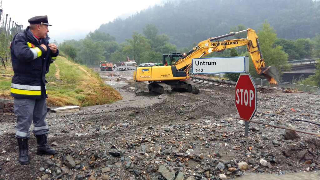 Feuerwehrbezirksinspektor Konrad Unterthiner auf der vermurten Straße beim Villnösser Stausee: Glück im Unglück. Foto: Helmut Verginer, Freiwillige Feuerwehr Klausen