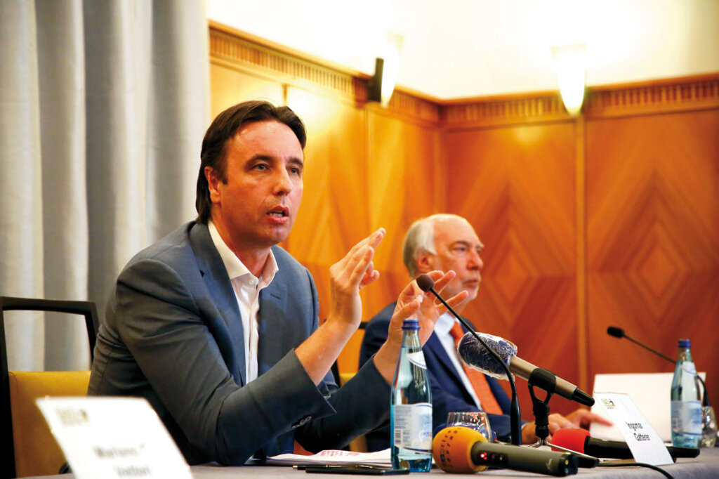 Ingemar Gatterer, wie er bei einer Pressekonferenz vergangene Woche wieder einmal gegen das Land austeilt: Hat er diesmal den Bogen überspannt? Foto: Alexander Alber