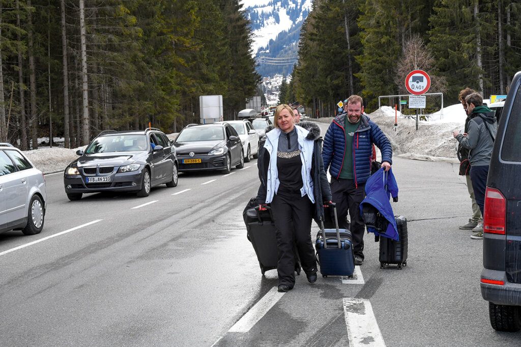 Touristen, die im März 2020 aus Ischgl flüchten: So getan, als würde es Covid-19 nicht geben. Foto: APA/Erich Spiess