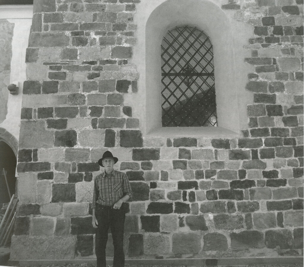 Michael Höllrigl hat ein Werk hinterlassen, das öffentlich sichtbar ist. Er ist vergangene Woche im Alter von 87 Jahren verstorben. Foto: Katalog Ausstellung Schloss Tirol