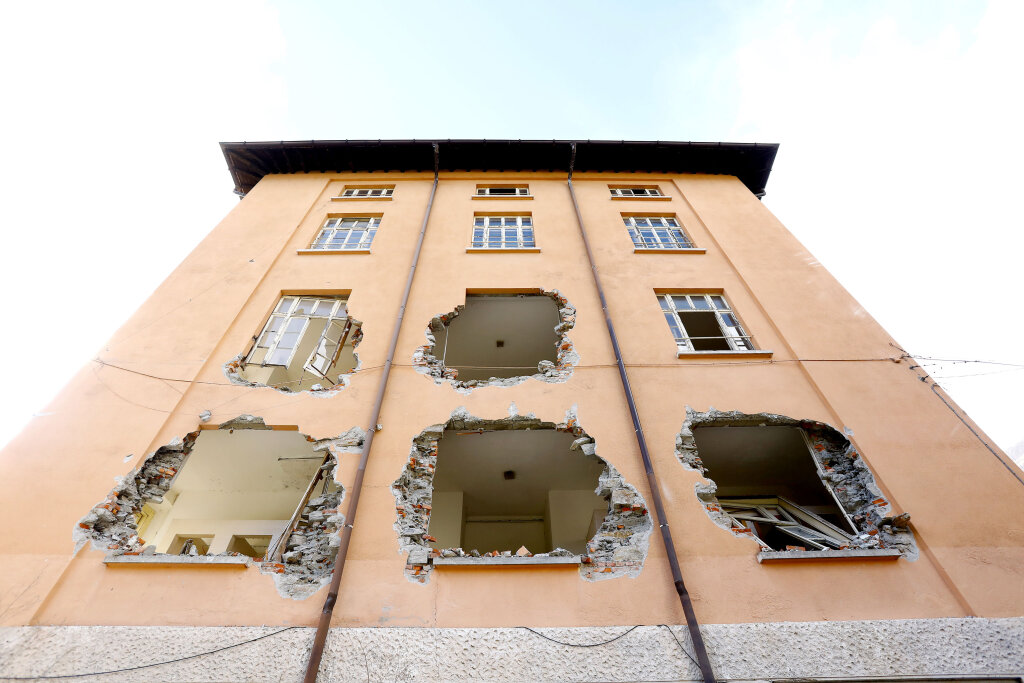 Vor zwei Jahren begann die Gemeinde Schlanders, die Kaserne abzureißen, wurde aber gestoppt: Kommt jetzt der Durchbruch? Foto: Alexander Alber