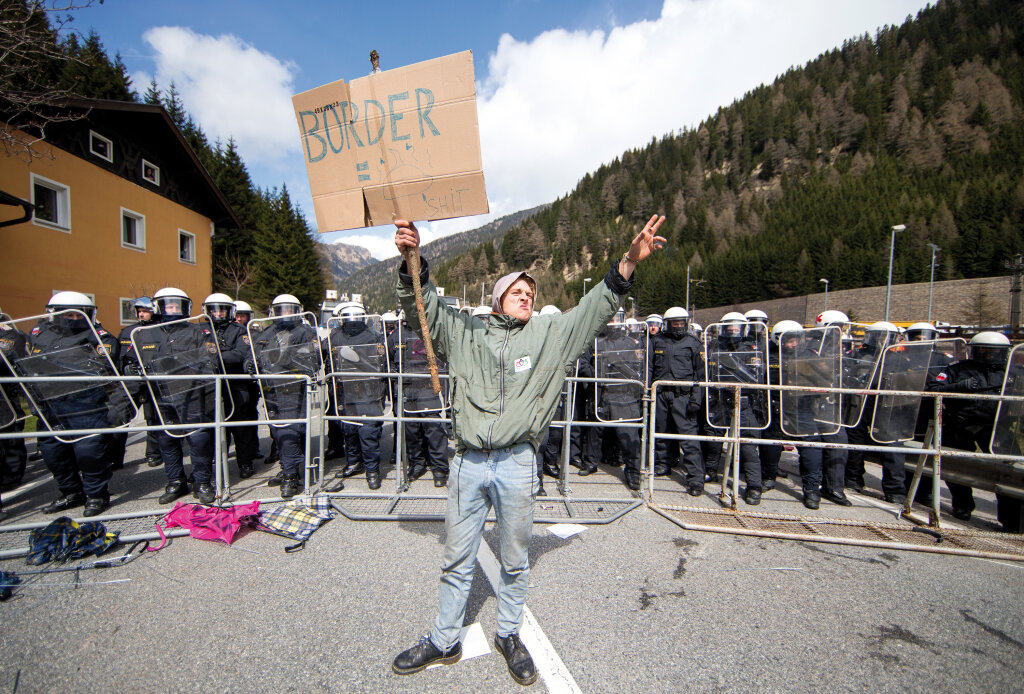Effektive Maßnahme oder Verletzung der Solidaritätsregel? Nach den Protesten im April 2016 (im Bild) will die österreichische Regierung jetzt mit den Grenzkontrollen am Brenner Ernst machen. Foto: APA