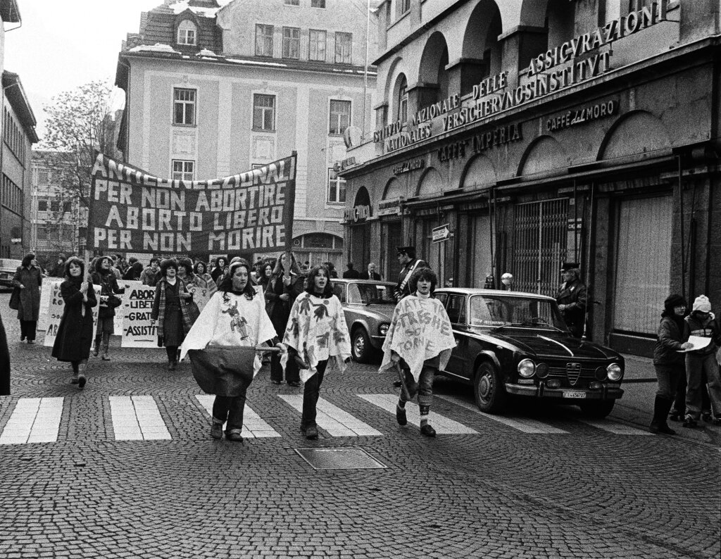 Unser Bauch gehört uns: Demonstration zur Legalisierung des Schwangerschaftsabbruchs in Bozen 1977. Foto: Eleonora Gelmo