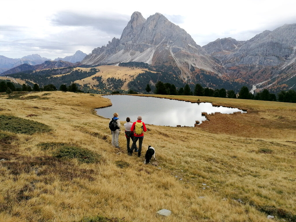 Den mächtigen Peitlerkofel im Blick: Wanderung von der Schatzerhütte auf das Putzjoch. Foto: Folio Verlag