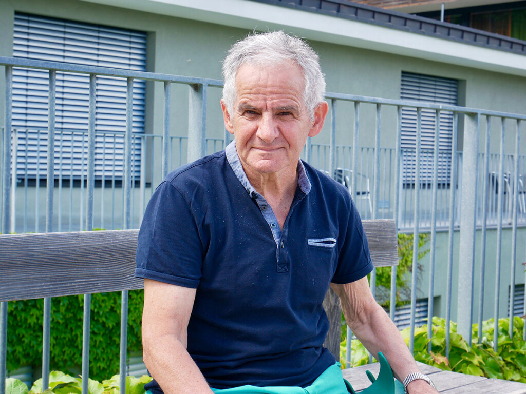 Engelbert Schaller, 72, am Freitag vergangener Woche beim Termin mit ff im Garten des Reha-Zentrums Salus in Prissian. Der gebürtige Gsieser, der seit 1980 ins Unterland übersiedelt ist, war bis 2015 der Personalchef des Landes. Der Rechnungshof verurteilte ihn (und andere Landesbeamte) zur Bezahlung von 136.000 Euro. Das hat ihn schwer getroffen: „Es tut weh, wenn man im Nachhinein für eine prinzipiell richtige Sache bestraft wird.“ Foto: Mic