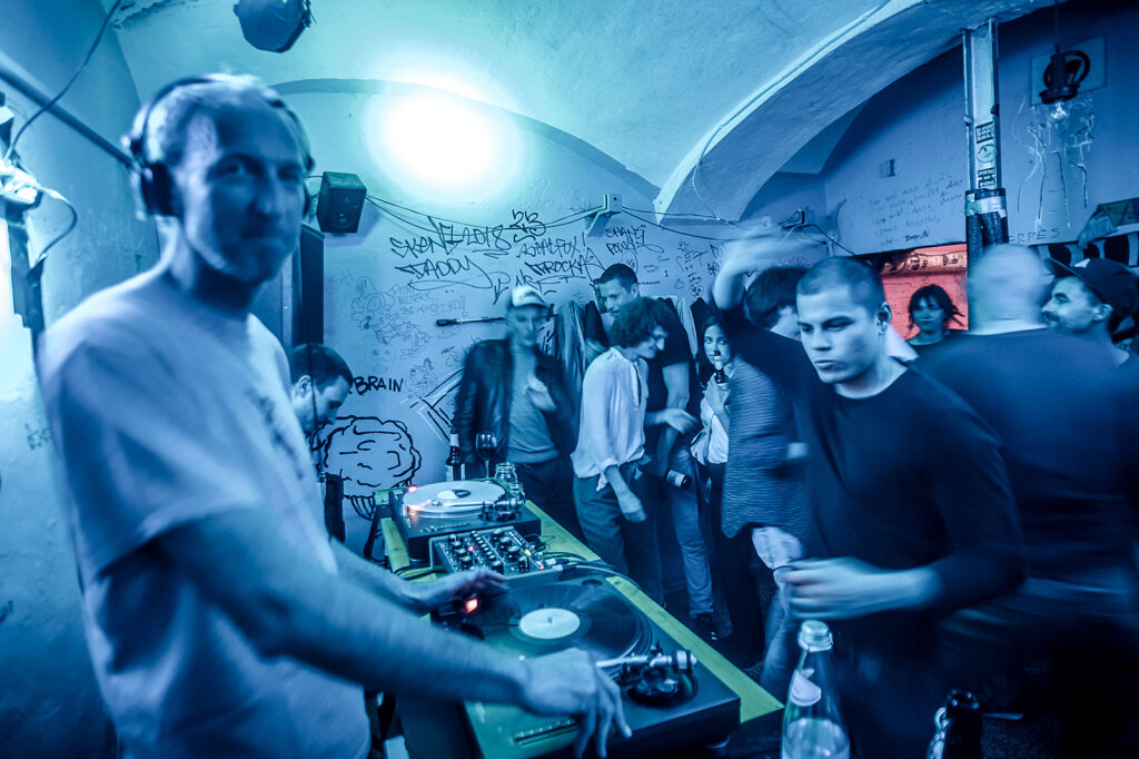 Walter Garber: „Ich bin ein One-man-sound-System: 4 Boxen, 2 Plattenspieler, 1 Mischpult.“ Foto: Arno Gerd Ebner