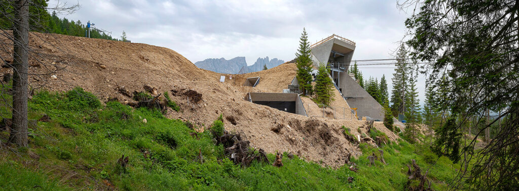Die Bergstation der neuen Kabinenbahn von Tiers auf die Frommeralm: zu groß gebaut, Betrieb eingestellt. Ein Sanierungsprojekt soll jetzt helfen, dass die Bahn wieder fahren darf. Foto: Südtirolfoto