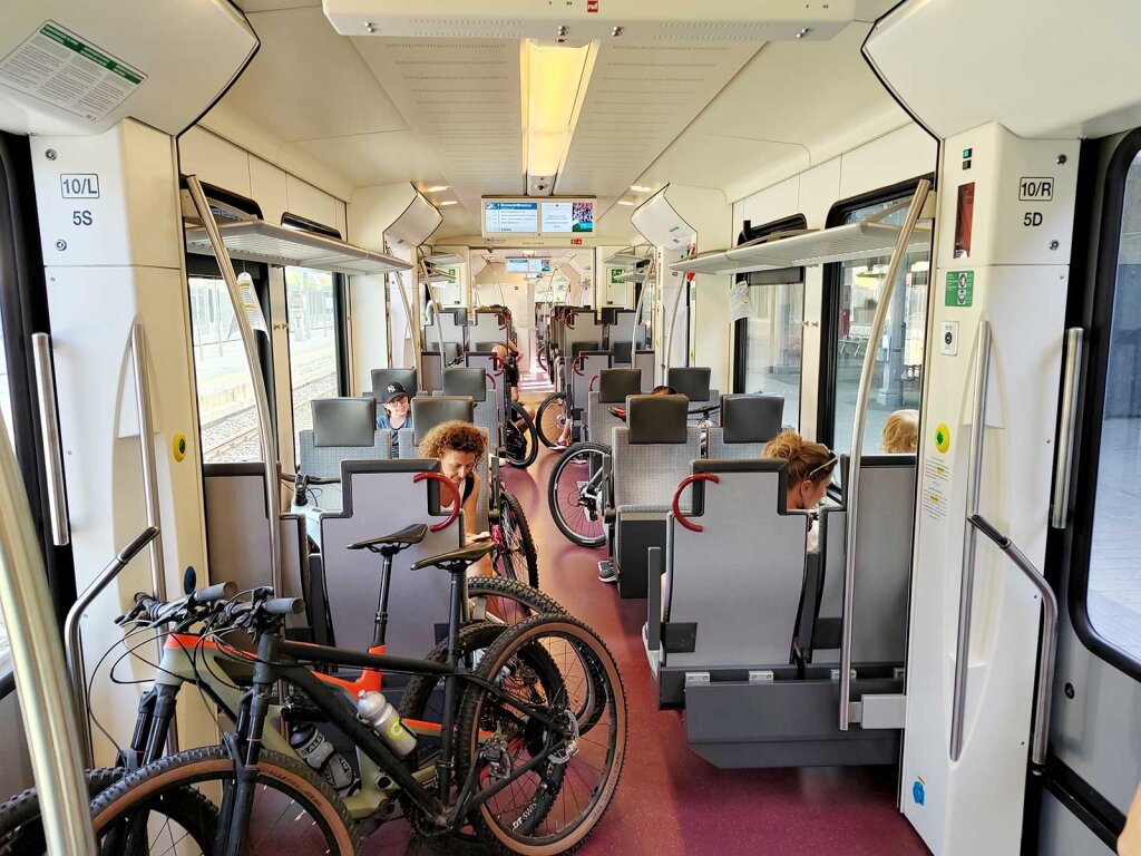 Fahrräder, so weit das Auge reicht: Aber nicht immer gibt es ausreichend Platz dafür. Foto: Hugo Götsch
