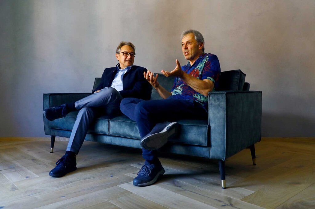 Die Brüder lachen viel, sie diskutieren aber auch intensiv, besonders gern über Südtirol und die Autonomie: Oskar (links im Bild) und Hans Karl Peterlini. Foto: Alexander Alber
