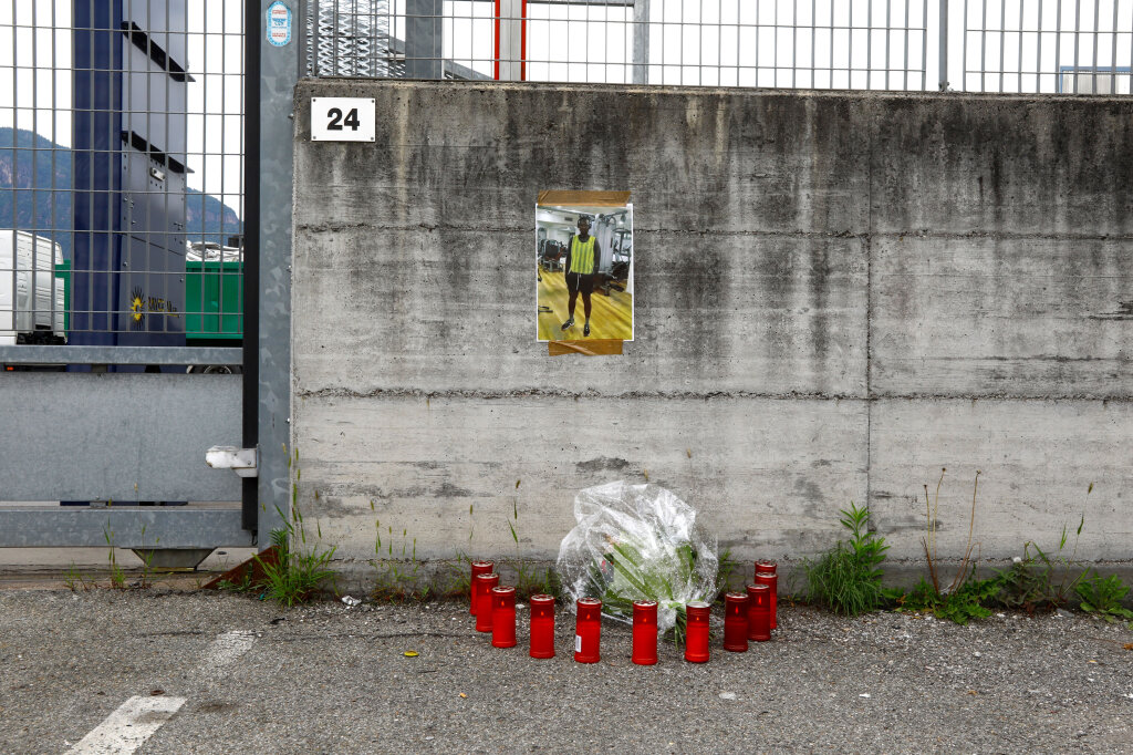Gedenken an den verstorbenen Mann aus Senegal, der am 21. Juni in der Aluminium Bozen GmbH ums Leben kam: Gefährliche Jobs werden immer häufiger von Arbeitskräften aus dem Ausland verrichtet. Foto: Alexander Alber