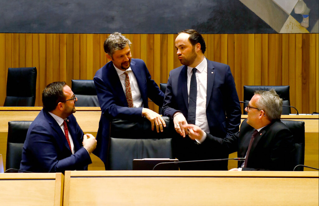 Man weiß nie, was einen erwartet: Die italienischen Koalitionspartner Marco Galateo (links im Bild) und Christian Bianchi (rechts) halten die SVP auf Trab (Bildmitte: SVP-Landesräte Daniel Alfreider und Philipp Achammer). Der jüngste Zankapfel war die Besetzung der Vorsitzenden der wissenschaftliche Beiräte der Landesmuseen. Foto: Alexander Alber