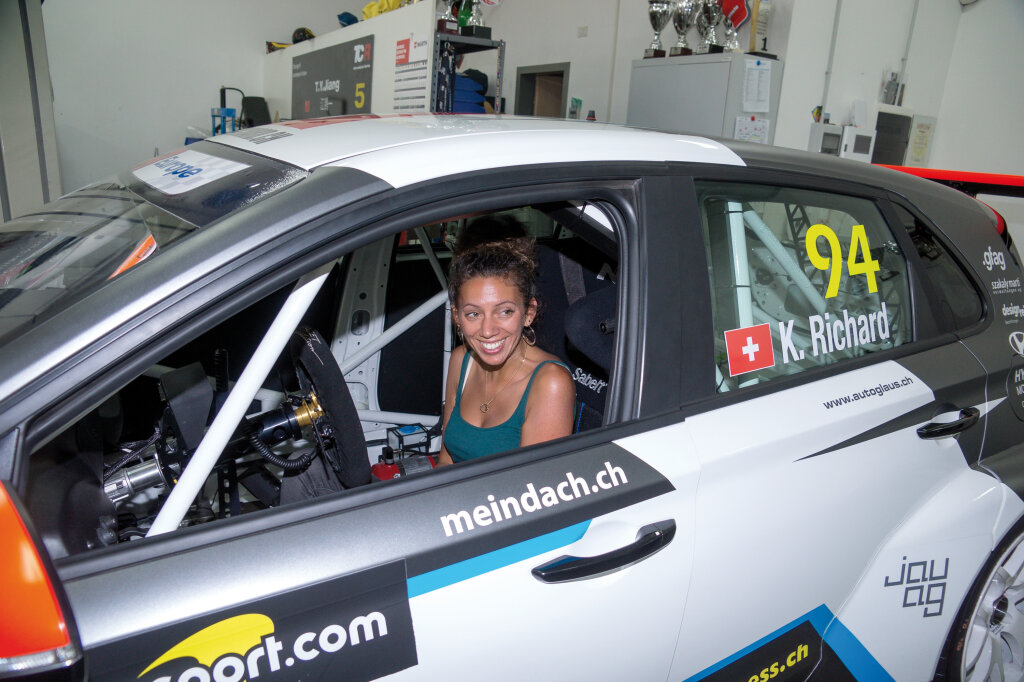 Im Motorsportwagen: Dunja Smaoui hat Walter Gummerer in Andrian besucht. Gemeinsam mit seinen beiden Söhnen ist dieser offiziell ins Motorsport-Business eingestiegen – und hat es bis an die Spitze der Weltmeisterschaft geschafft. Foto: Dieter Demanega