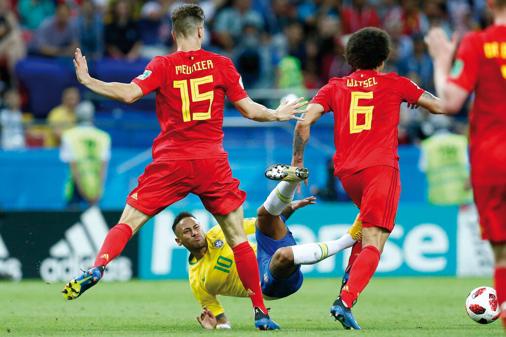 Neymar, der brasilianische Fußballkünstler (am Boden), der Teuerste der teuren Kicker: „Seit der Jugend in einer Parallelwelt.“ Foto: APA/AFP/Benjamin Cremel