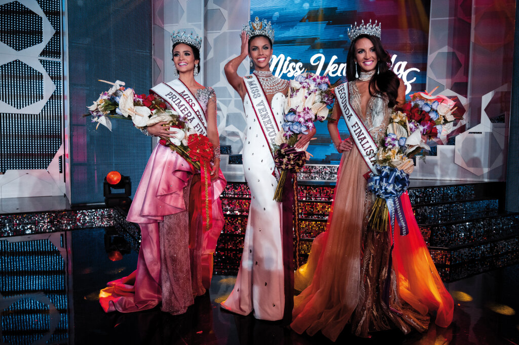 So sehen Siegerinnen aus: In der Mitte Miss Venezuela 2018, Isabella Rodriguez, links und rechts die Zweit- und Drittplatzierte. Foto: Adri Loureiro Fernandez