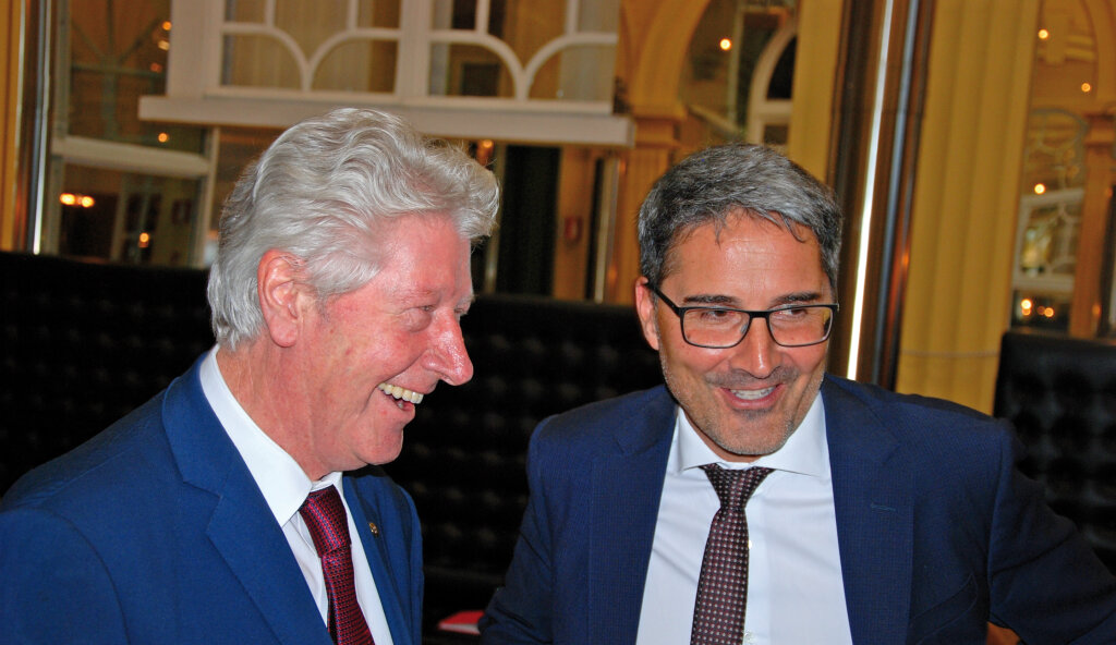Bozens Bürgermeister Renzo Caramaschi und Landeshauptmann Arno Kompatscher bei der Unterzeichnung des Programmabkommens: „Ganz hart verhandelt.“ Foto: Gemeinde Bozen