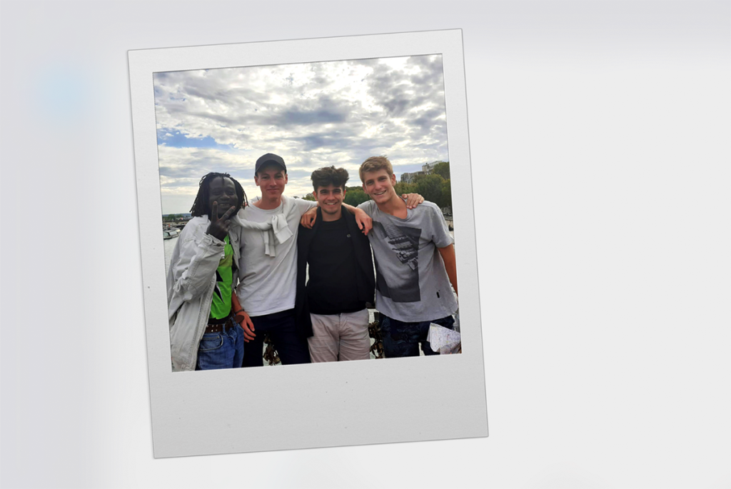Finn Solly (2. von links) und Leo Aumer (3. von links), 19, Studenten aus Bozen: „Unser Trip war zwar ein wenig zu stressig – aber auch schön, da uns nie langweilig wurde.“ Sie reisten per Interrail acht Tage lang durch Europa, sind heute noch begeistert davon. Kleinere Probleme gab es in Frankreich wegen schwieriger Zugverbindungen und einer Unterkunft in einem abgelegenen Stadtviertel. Foto: FF Media