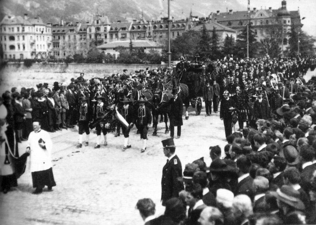 Messe-Umzug in Bozen im Jahr 1921: Überfall der Faschisten und Mord an Franz Innerhofer. Foto: Museo Storico Trento