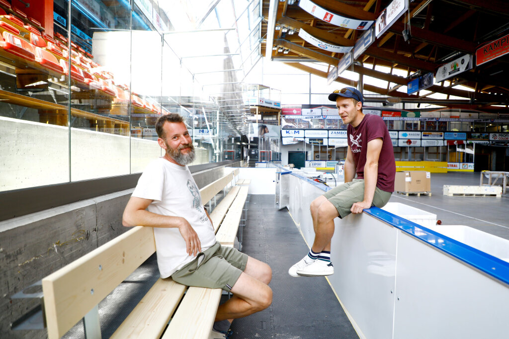 Etwas jünger, aber heuer immerhin auch schon 30 ist das Festival „Rock im Ring“ am Ritten. Friedrich Hainz (rechts, mit OK-Chef Martin Stampfer, links) war beim Aufbau dabei. Ab Seite 36. Foto: Alexander Alber