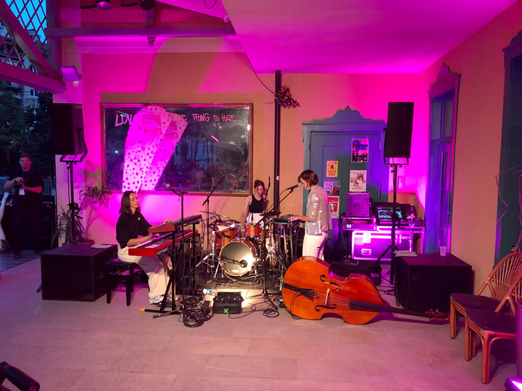 Die österreichische Frauenband „Mel*E“ im Ost West Club in Meran: experimentierend und unkonventionell. Foto: Markus Larcher