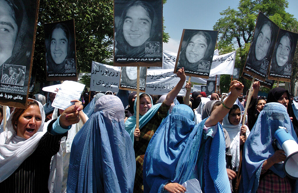 „Es ist meine Aufgabe, die Wahrheit zu erzählen“: Afghanische Frauen demonstrieren im Mai 2007 auf den Straßen Kabuls dafür, dass Joya ihren Parlamentssitz zurückerhält. Foto: AFP