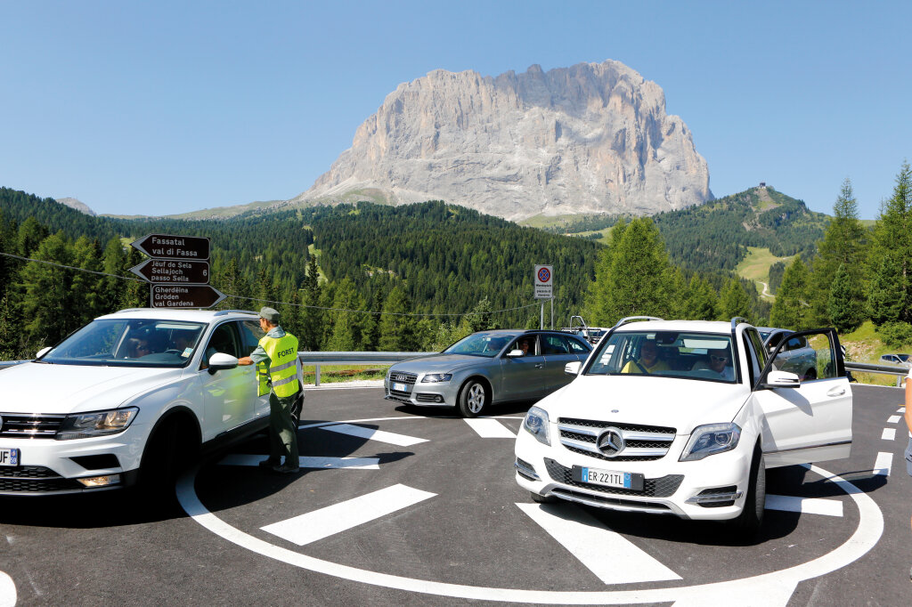 Dolomitesvives, Phase zwei: Ab 23. Juli braucht es eine Genehmigung, um aufs Sellajoch zu fahren. Diese gibt es über eine App oder vor Ort. Nur mehr 200 Fahrzeuge pro Stunde dürfen passieren. Foto: Alexander Alber