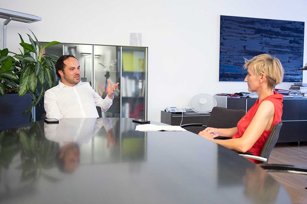 SVP-Obmann Philipp Achammer in seinem Büro im Interview mit Alexandra Aschbacher. Was er zum Zustand der SVP sagt, lesen Sie ab Seite 20. Foto: Ludwig Thalheimer