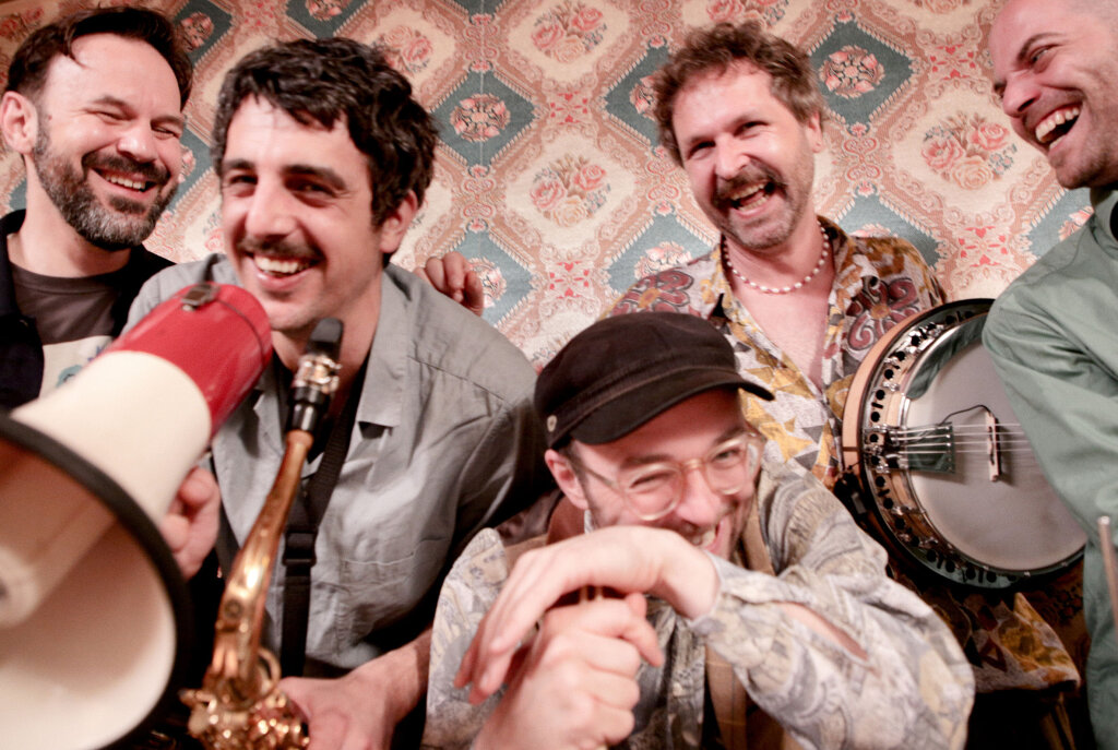 Neues Album: Fainschmitz (am Megafon Matthias Vieider) sind sehr gelassen. Foto: Fainschmitz