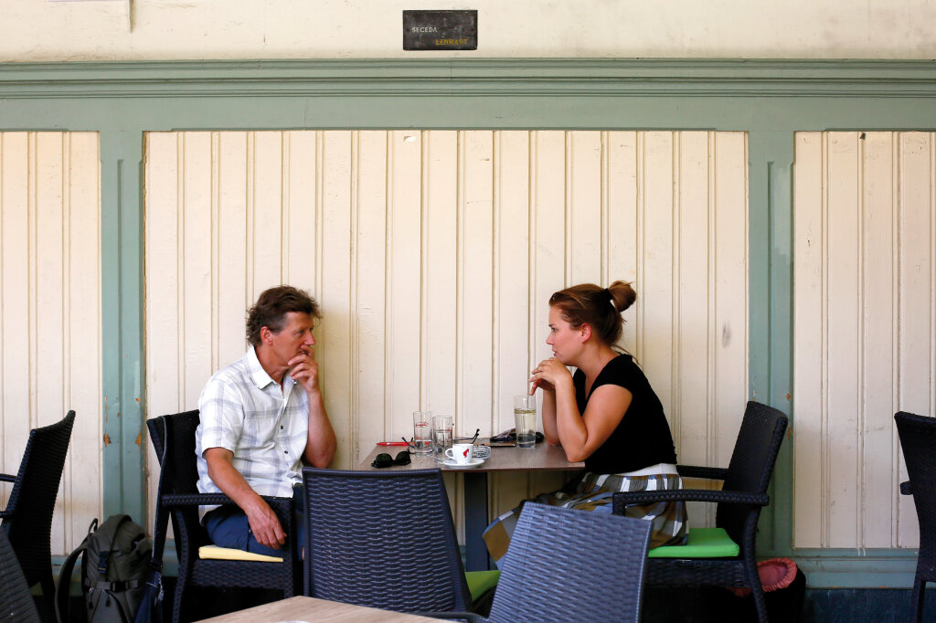 Sommergespräch: Markus Larcher mit Stefanie Nagler in Meran: „Die Generation, die jetzt nachkommt, hat sich in einer gewissen Ohnmachtshaltung eingerichtet.“ Foto: Alexander Alber