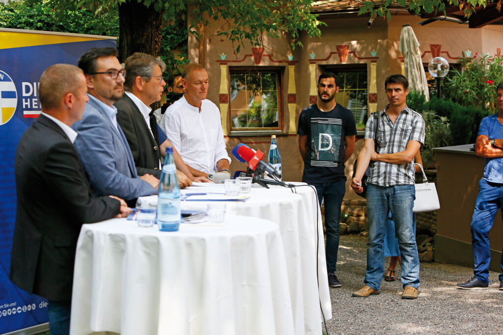 Pressekonferenz: Karl Hinterwaldner (rechts) bei den Freiheitlichen in Bozen: „Ich war der Bankomat der Partei“, sagte Pius Leitner (dritter von links). Foto: Alexander Alber