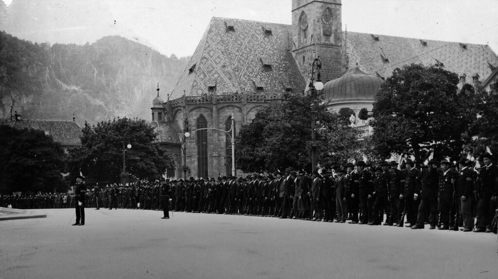 Um Weihnachten 1914 wollten sie wieder daheim sein, nach vier Jahren lag ihre Welt in Trümmern: Erste Vereidigung eines Standschützenbataillons im August 1914 auf dem Waltherplatz in Bozen. Foto: Südtiroler Landesarchiv/Sammlung Pfeiffersberg