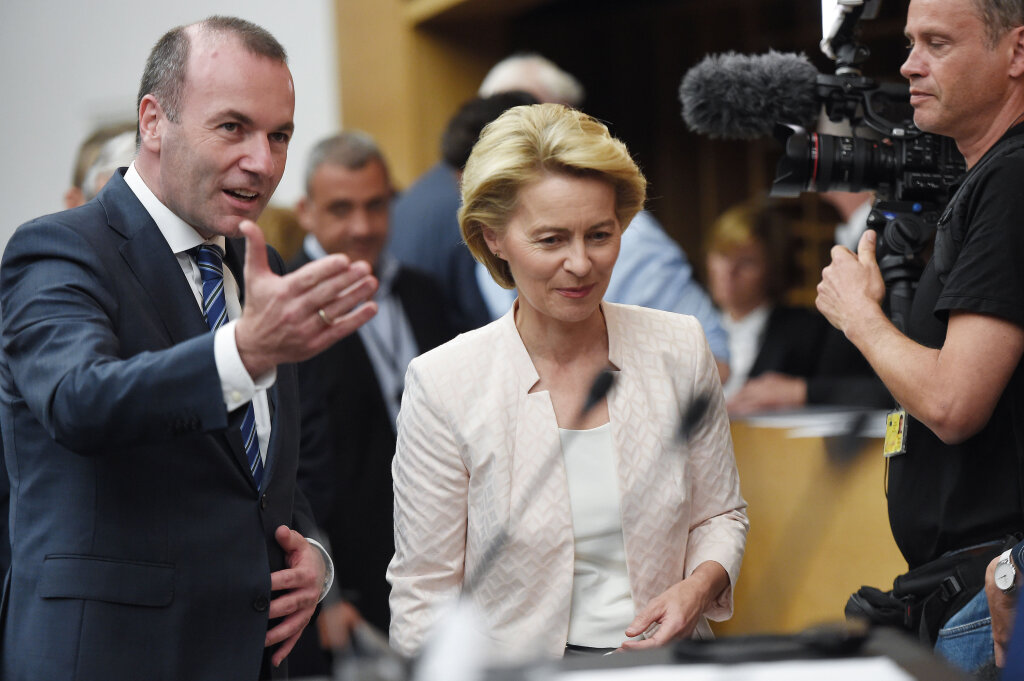 Von Emmanuel Macron und Angela Merkel, kurz Macmerk, aus dem Hut gezaubert: Der geschasste Spitzenkandidat Manfred Weber zeigt der neuen Präsidentin der EU-Kommission Ursula von der Leyen den Weg. Foto: Apa