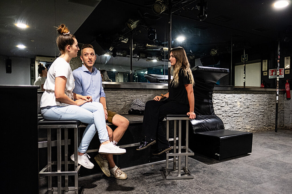 Drinnen: Die Diskotheken bleiben zu. Wie hart das Südtirols Clubs trifft, hat ff-Praktikantin Julia Staffler recherchiert. Unter anderem hat sie sich dafür mit den Besitzern der Disco Okay getroffen – Isabel Conci und Michael Plattner. Foto: Ludwig Thalheimer