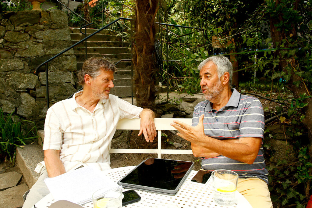 Sommergespräch: Markus Larcher (links) hat Merans Ex-Bürgermeister Paul Rösch zu seinem neuen Buch über seine politischen Erfahrungen befragt. Foto: Alexander Alber