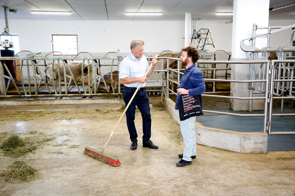 Stallgespräch: Andrej Werth (rechts) hat den SVP-Mann Franz Locher porträtiert, der auf einem Hof im Sarntal zu Hause ist. Foto: Alexander Alber