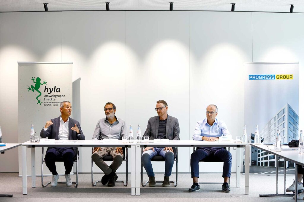 Offizielle Vorstellung des Deals: (von links) Brixens Bürgermeister Peter Brunner, Hugo Wassermann und Andreas Declara von der Umweltgruppe Eisacktal und Philip Froschmayr, Präsident der Progress-Gruppe. Foto: Alexander Alber