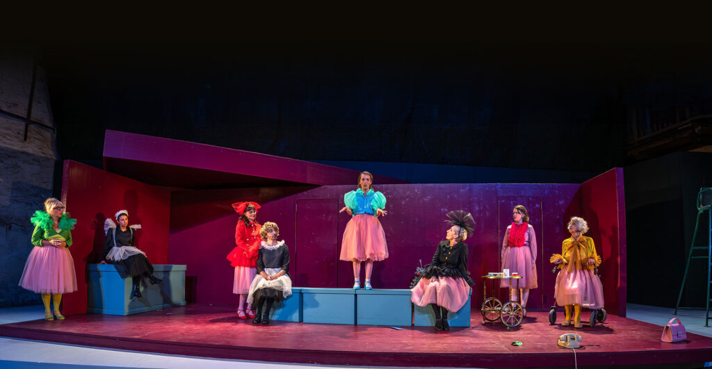 Schöne Kostüme, schöne Bühne, tolle schauspielerische Leistung: Aber das Stück bleibt an der Oberfläche. Foto: Armin/Rittner Sommerspiele