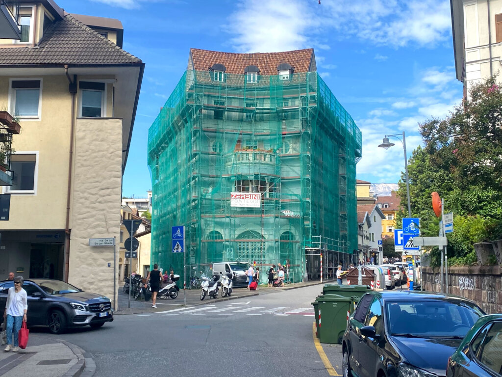Das „Blaue Haus“ im Zentrum von Bozen: Die Bauarbeiten gehen kaum voran. Foto: Liam Fichter