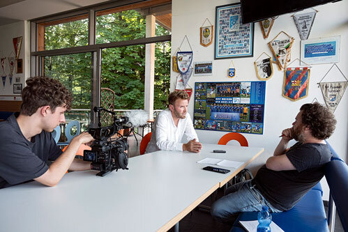 Das Sommergespräch: Andrej Werth (rechts) hat den Fußballer Michael Cia interviewt, der unter anderem sagte: „Um Profi zu werden, muss viel zusammenpassen: Du brauchst Talent, du darfst dich nicht verletzen, es braucht Glück, dass du entdeckt wirst.“ Foto: Ludwig Thalheimer