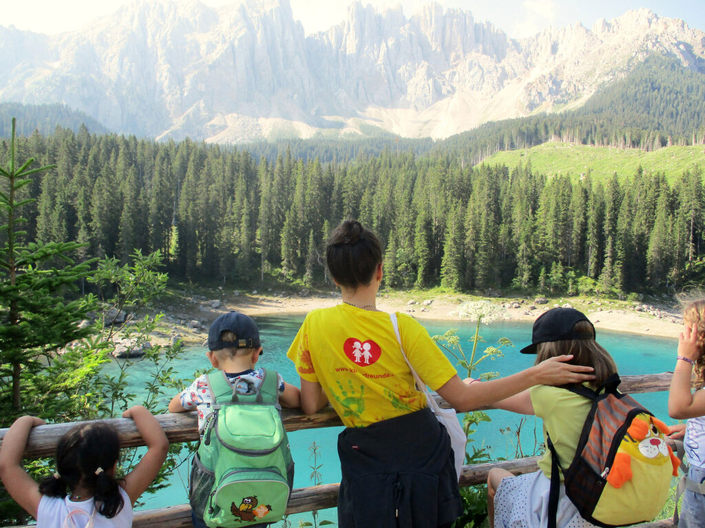 Die jungen Menschen mit den gelben T-Shirts mit einem roten Herzen sind im Sommer aus Südtirol nicht mehr wegzudenken: Allein in diesen Ferienwochen betreuen circa 152 Mitarbeitende der „Kinderfreunde“ 1.520 Kinder in 17 Gemeinden. Foto: Die Kinderfreunde Südtirol
